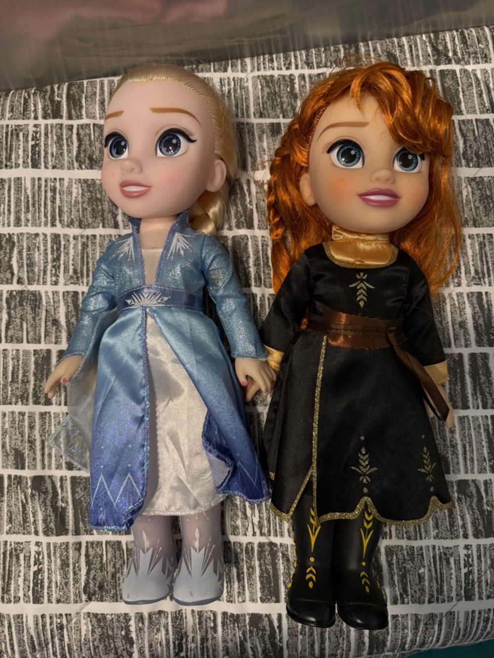Disney Frozen II- singing Sisters Duo Playset - Blue & Black Dresses